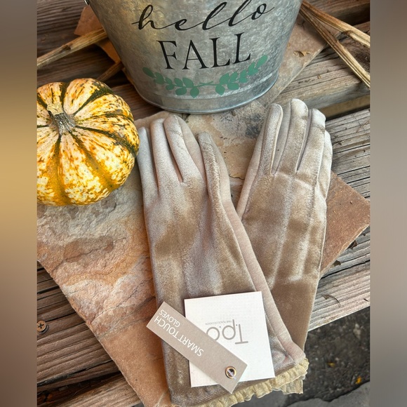 Velvet Cream OSFA gloves NWT - Picture 1 of 7